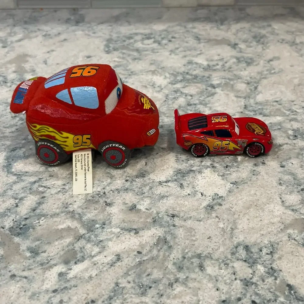 Disney Pixar Cars Diecast 1:55 Scale #95 Lightning McQueen Rust-eze Car & Plush